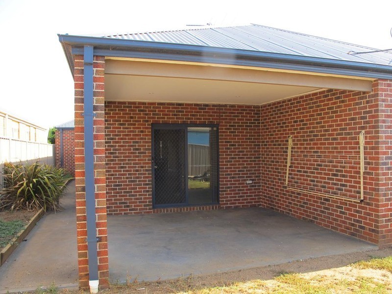 8 Darleith Terrace, Caroline Springs VIC 3023