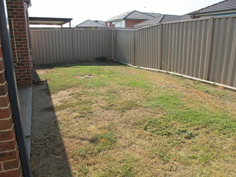 8 Darleith Terrace, Caroline Springs VIC 3023