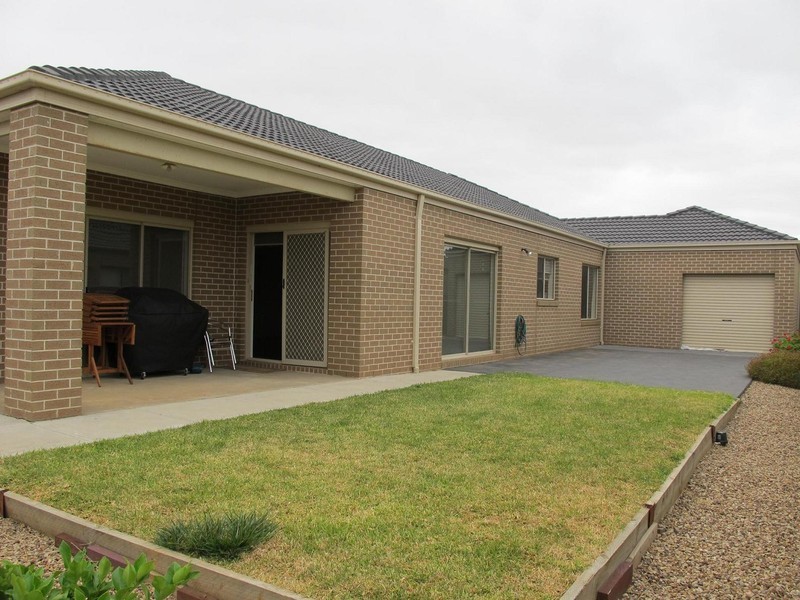 15 Lambertia Loop, Caroline Springs VIC 3023