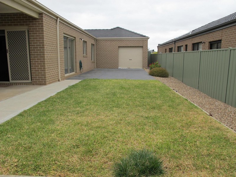 15 Lambertia Loop, Caroline Springs VIC 3023