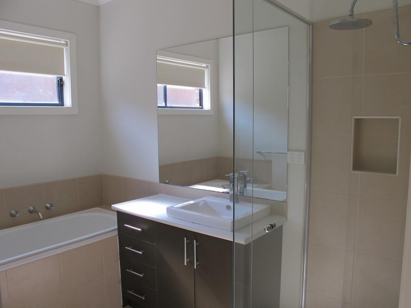 8 Darleith Terrace, Caroline Springs VIC 3023