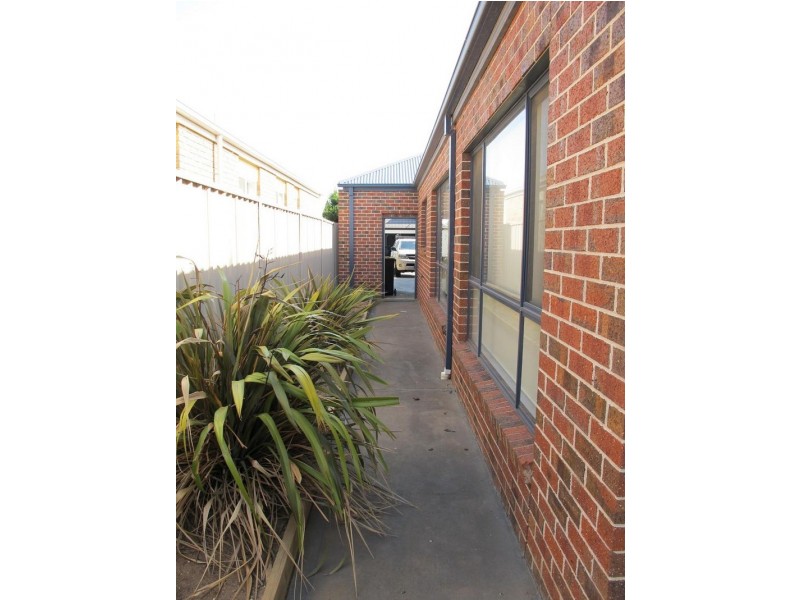 8 Darleith Terrace, Caroline Springs VIC 3023