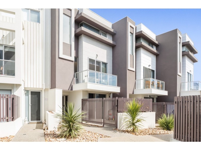 8/25 Boathouse Drive, Caroline Springs VIC 3023