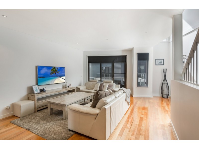 8/25 Boathouse Drive, Caroline Springs VIC 3023