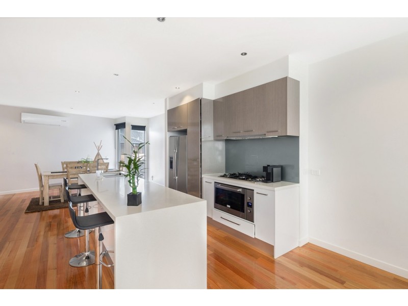 8/25 Boathouse Drive, Caroline Springs VIC 3023