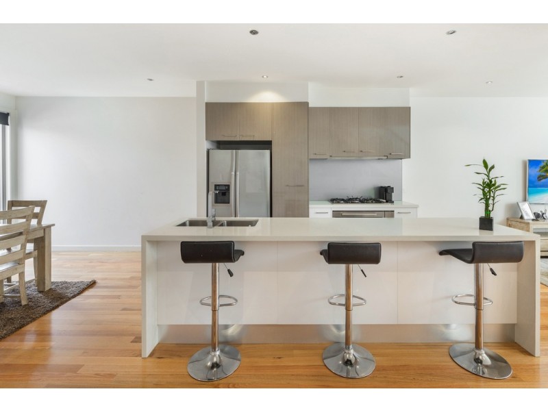 8/25 Boathouse Drive, Caroline Springs VIC 3023