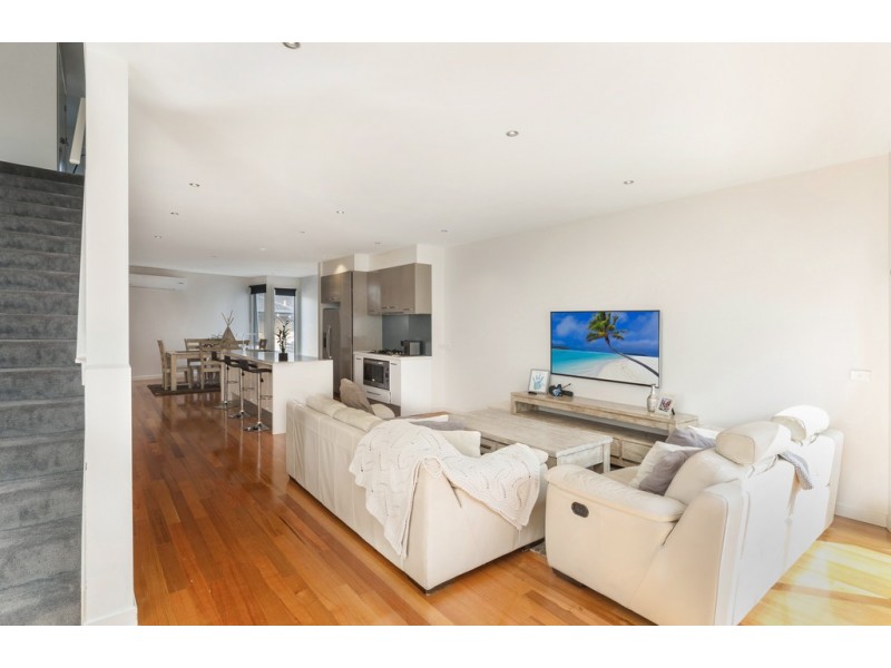 8/25 Boathouse Drive, Caroline Springs VIC 3023