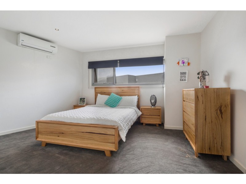 8/25 Boathouse Drive, Caroline Springs VIC 3023