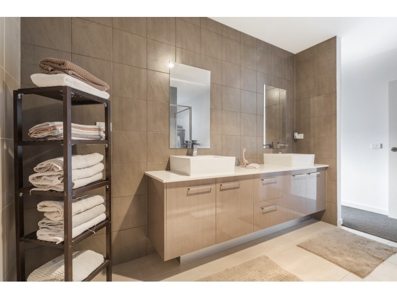 8/25 Boathouse Drive, Caroline Springs VIC 3023
