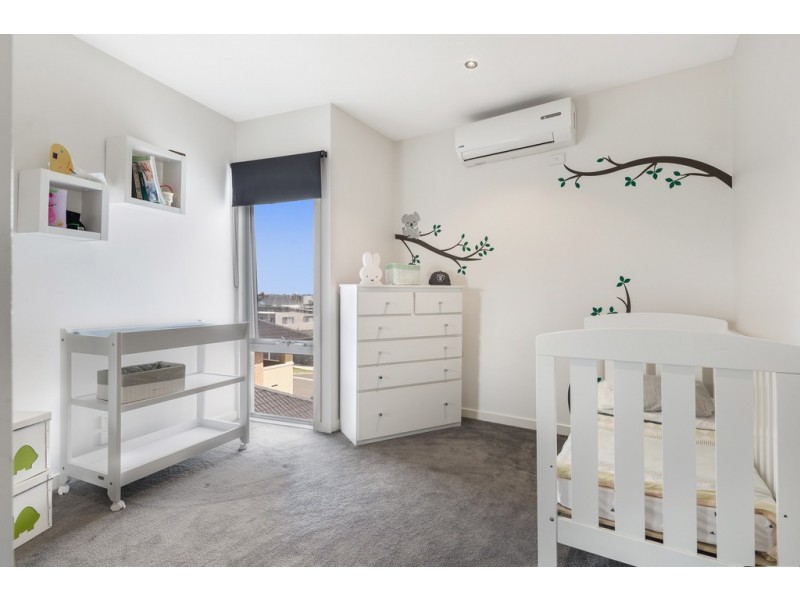 8/25 Boathouse Drive, Caroline Springs VIC 3023
