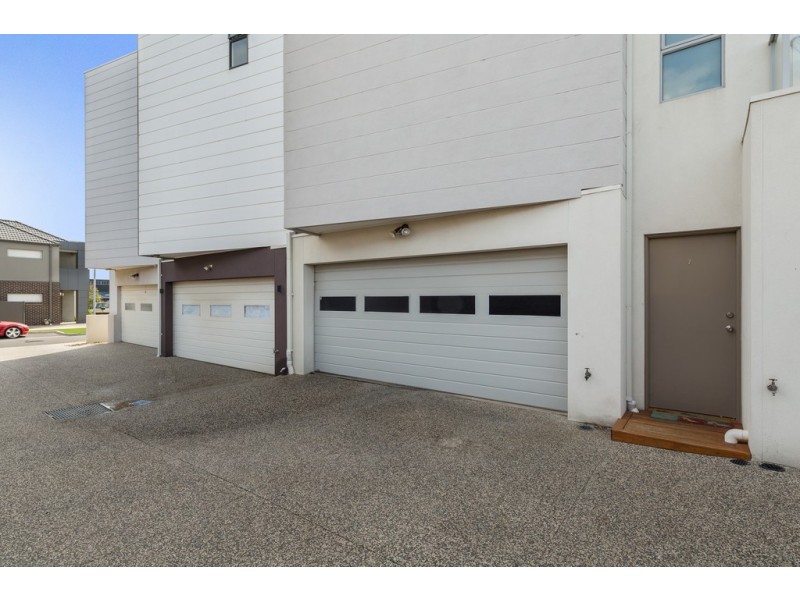 8/25 Boathouse Drive, Caroline Springs VIC 3023