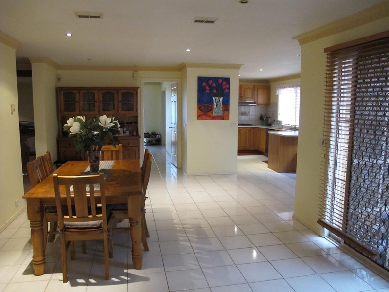 40 Grandview Cres, Hillside VIC 3037