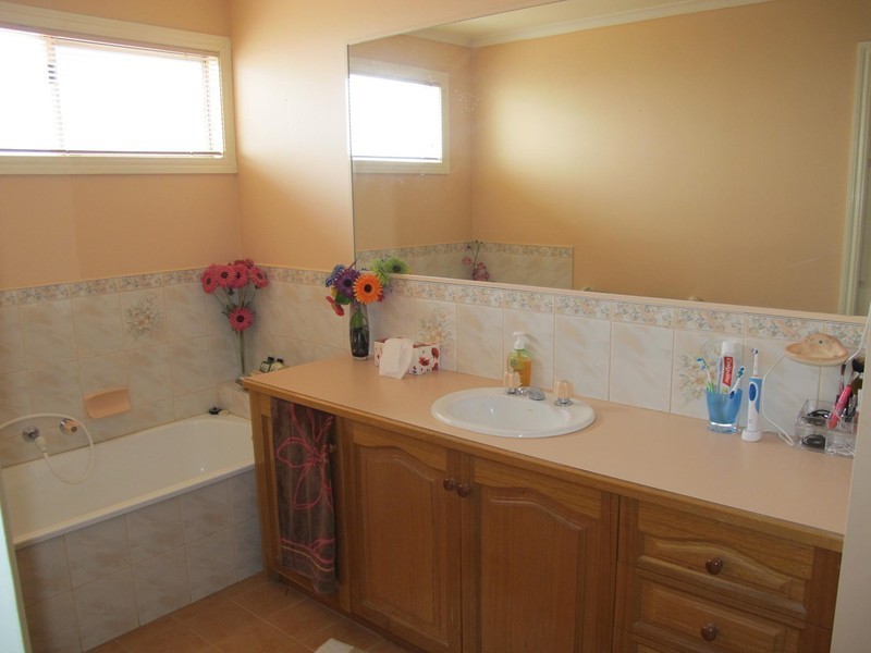 40 Grandview Cres, Hillside VIC 3037