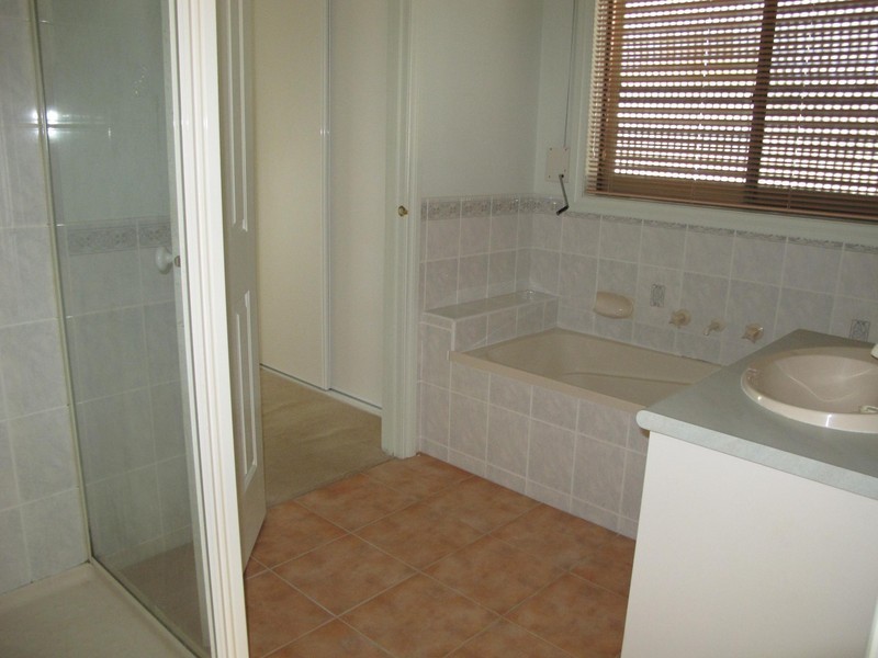 12 Squires Court, Caroline Springs VIC 3023