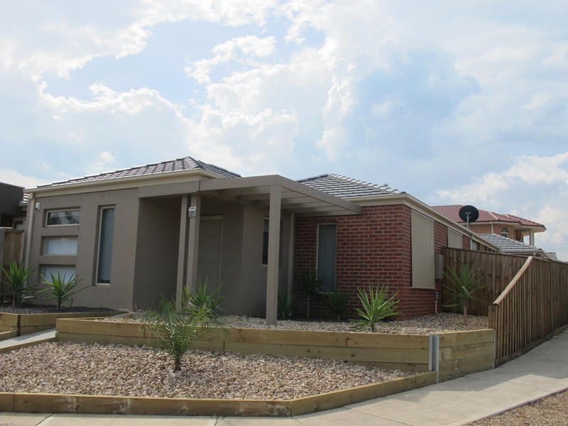 27 Lucas Terrace, Taylors Hill VIC 3037
