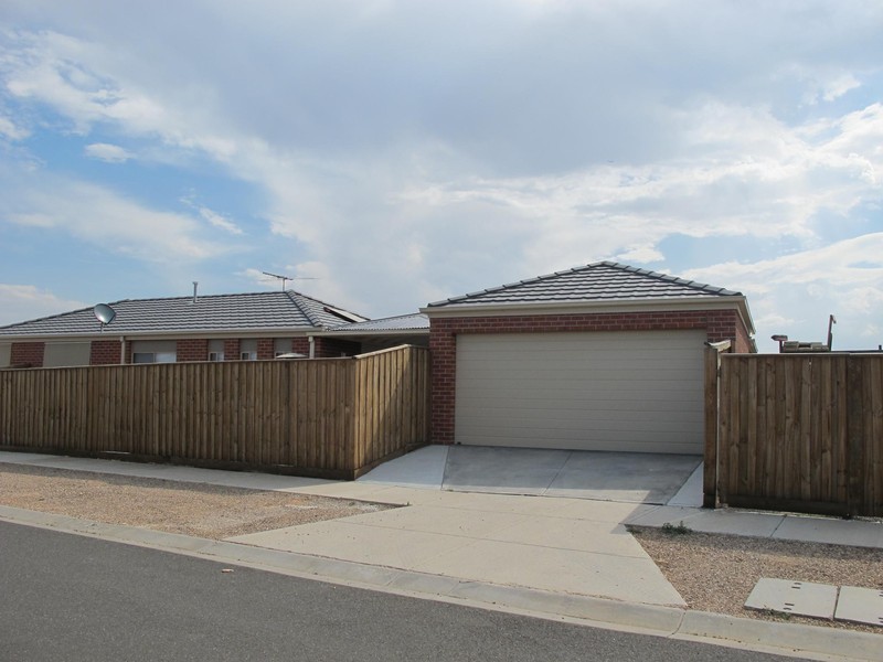 27 Lucas Terrace, Taylors Hill VIC 3037
