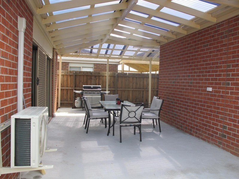 27 Lucas Terrace, Taylors Hill VIC 3037