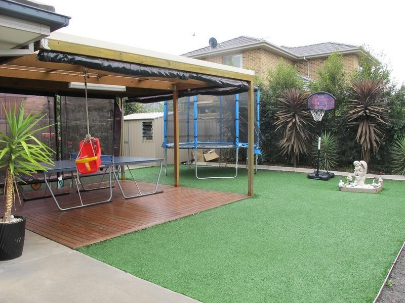 19 Gisborne Way, Caroline Springs VIC 3023