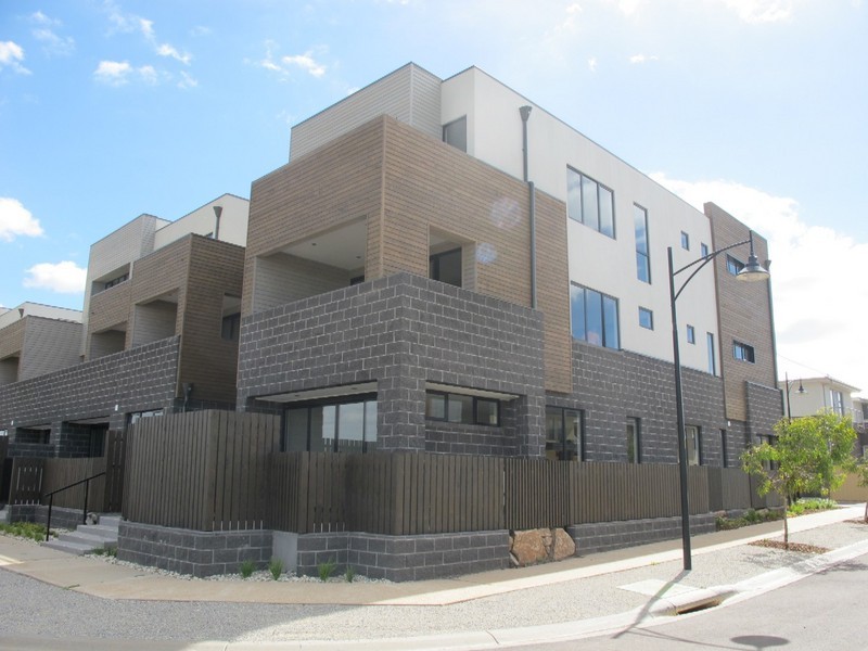 14/11 Monckton Place, Caroline Springs VIC 3023