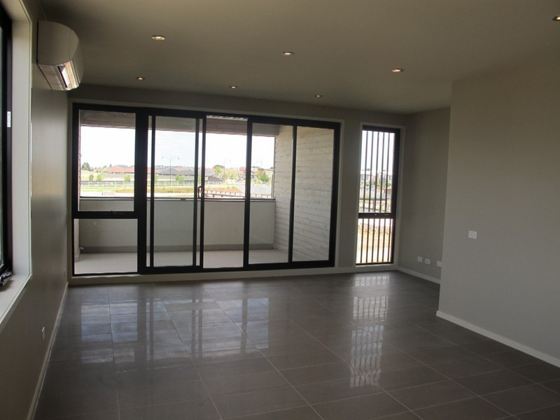 14/11 Monckton Place, Caroline Springs VIC 3023