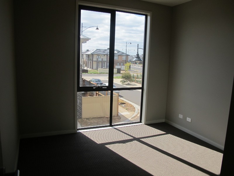14/11 Monckton Place, Caroline Springs VIC 3023