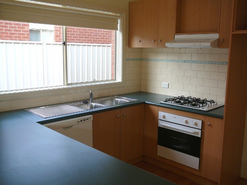 28 CLELAND WAY, Caroline Springs VIC 3023