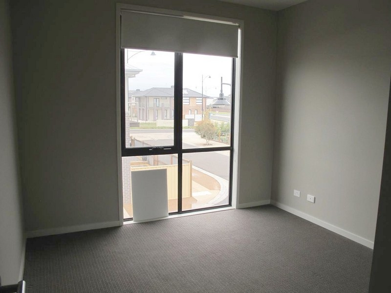 14/11 Monckton Place, Caroline Springs VIC 3023