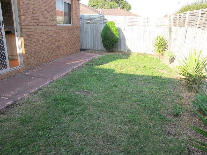 1/3 Carmel Court, Sydenham VIC 3037