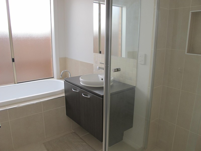 4 Annecy Blvd (Plumpton), Caroline Springs VIC 3023