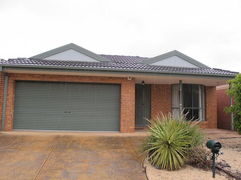 18 Castlemaine Way, Caroline Springs VIC 3023