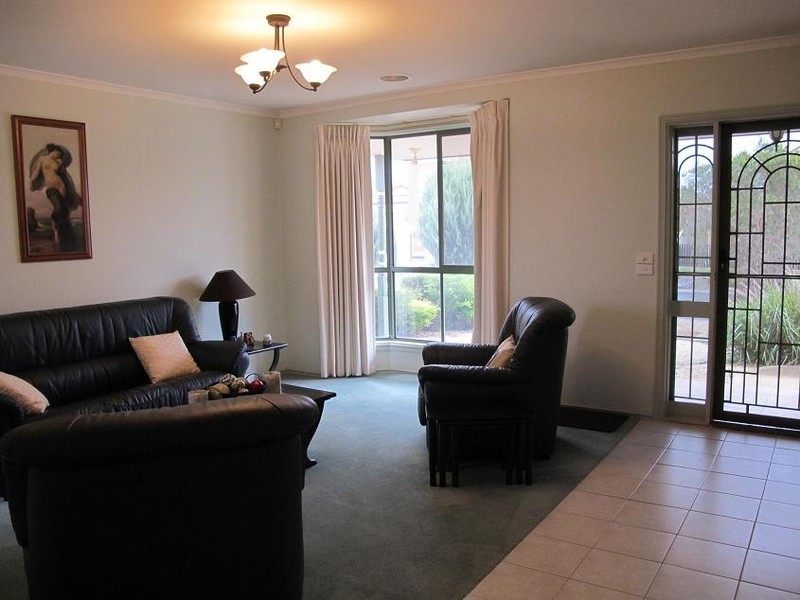 18 Castlemaine Way, Caroline Springs VIC 3023