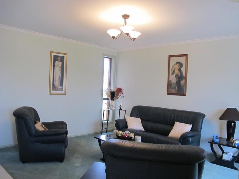 18 Castlemaine Way, Caroline Springs VIC 3023