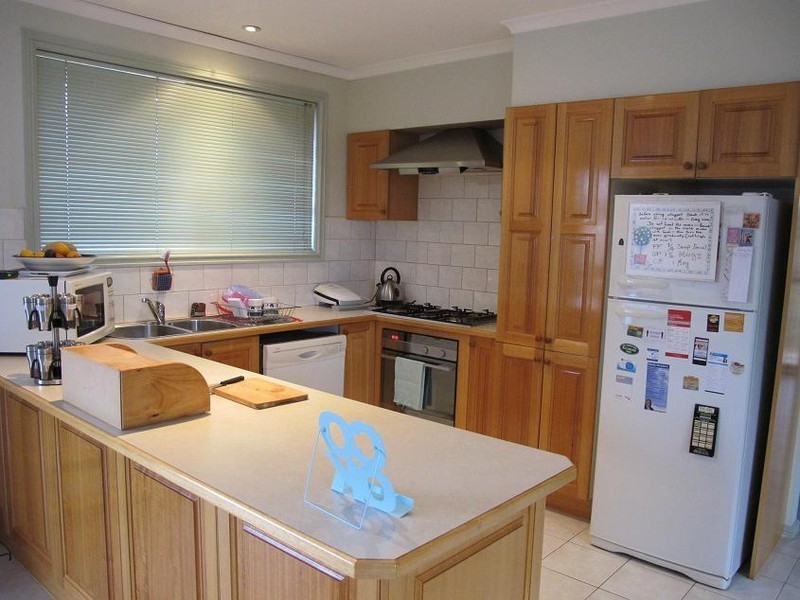 18 Castlemaine Way, Caroline Springs VIC 3023