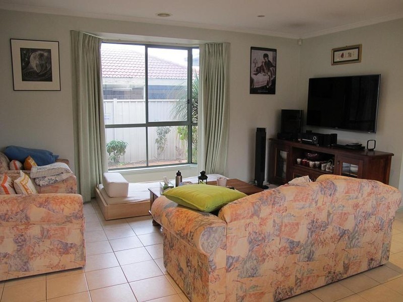 18 Castlemaine Way, Caroline Springs VIC 3023