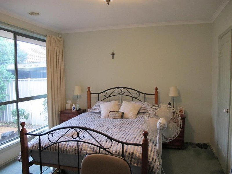 18 Castlemaine Way, Caroline Springs VIC 3023