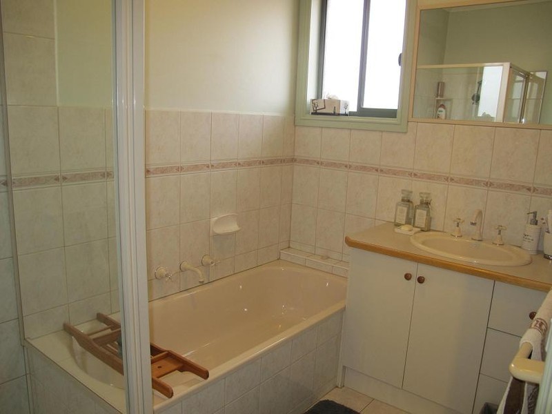 18 Castlemaine Way, Caroline Springs VIC 3023