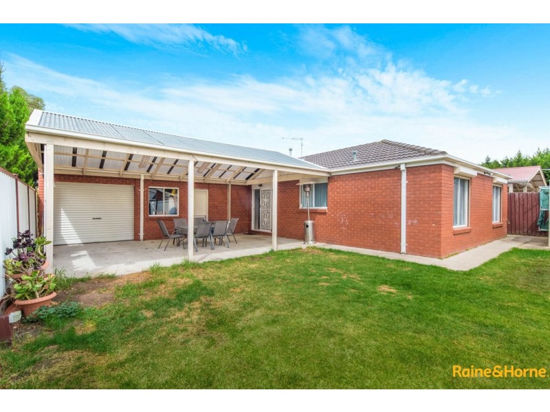 18 BILLUNGAH PLACE, Burnside VIC 3023
