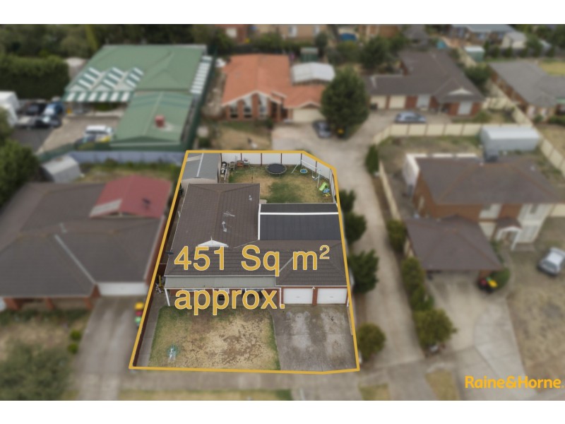 18 BILLUNGAH PLACE, Burnside VIC 3023