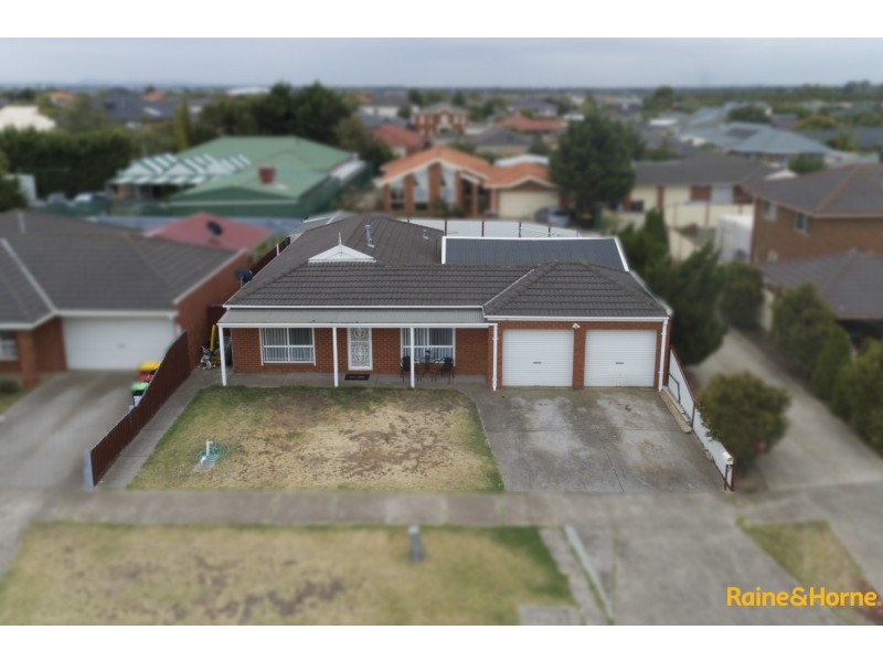 18 BILLUNGAH PLACE, Burnside VIC 3023