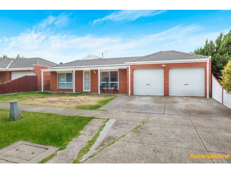 18 BILLUNGAH PLACE, Burnside VIC 3023