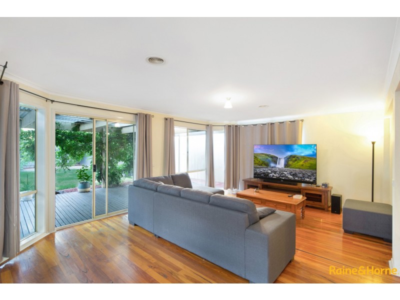 6 BARWON STREET, Taylors Hill VIC 3037