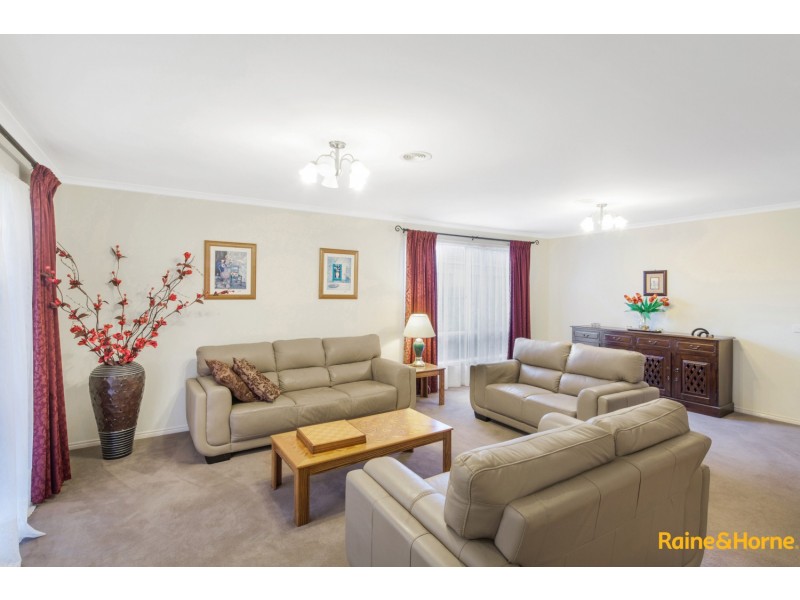 6 BARWON STREET, Taylors Hill VIC 3037