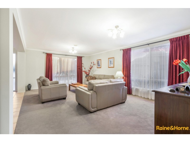 6 BARWON STREET, Taylors Hill VIC 3037