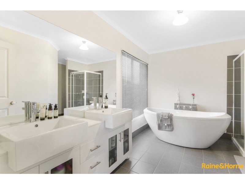 6 BARWON STREET, Taylors Hill VIC 3037