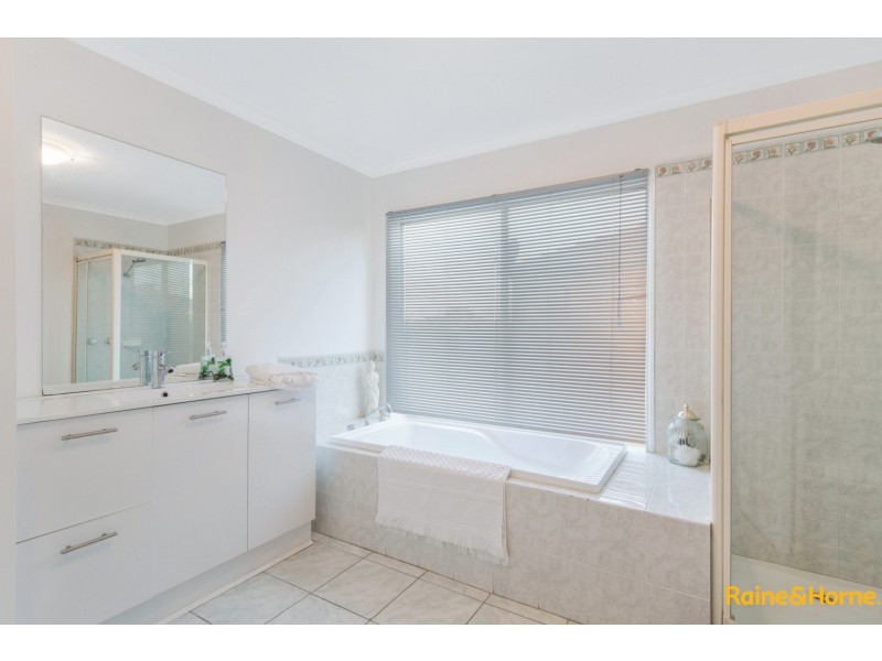 6 BARWON STREET, Taylors Hill VIC 3037