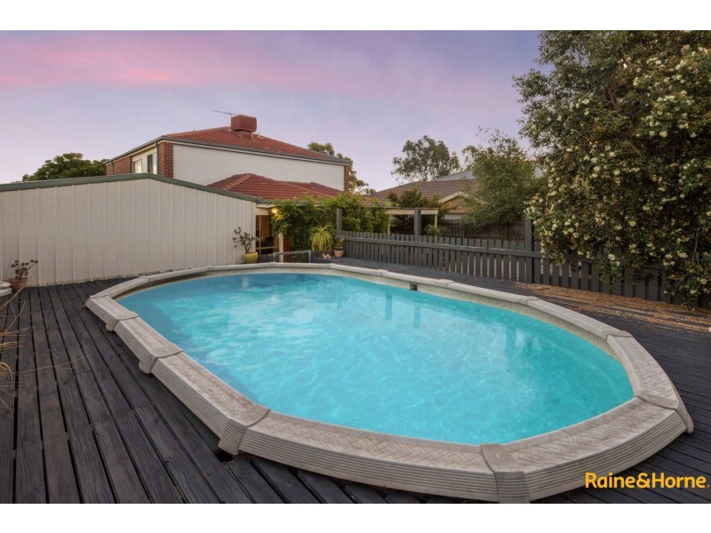 6 BARWON STREET, Taylors Hill VIC 3037