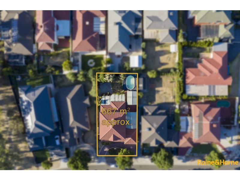 6 BARWON STREET, Taylors Hill VIC 3037