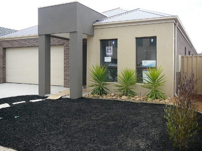 15 Blackshaws Place, Caroline Springs VIC 3023