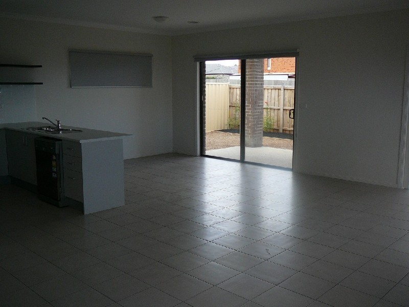 15 Blackshaws Place, Caroline Springs VIC 3023