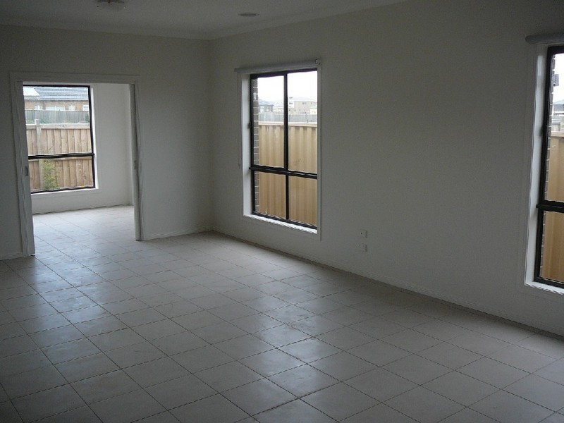 15 Blackshaws Place, Caroline Springs VIC 3023